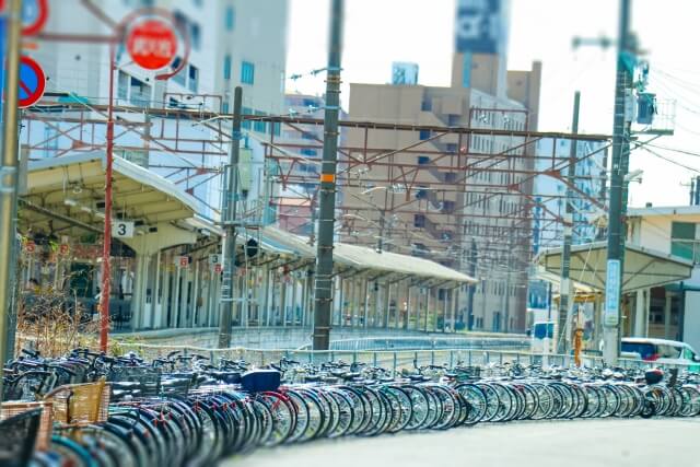 駐輪場に並ぶ自転車