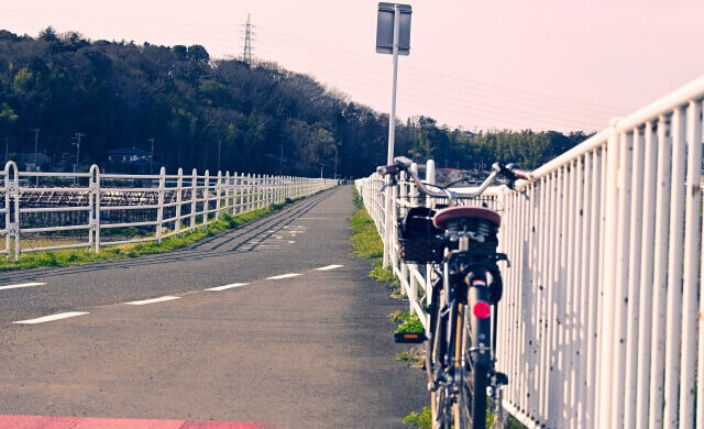 道に置かれた電動自転車