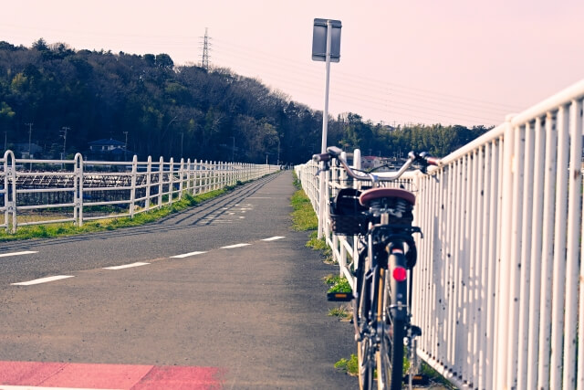 道に置かれた電動自転車