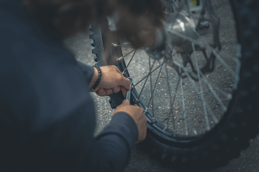 自転車のタイヤをチェックする