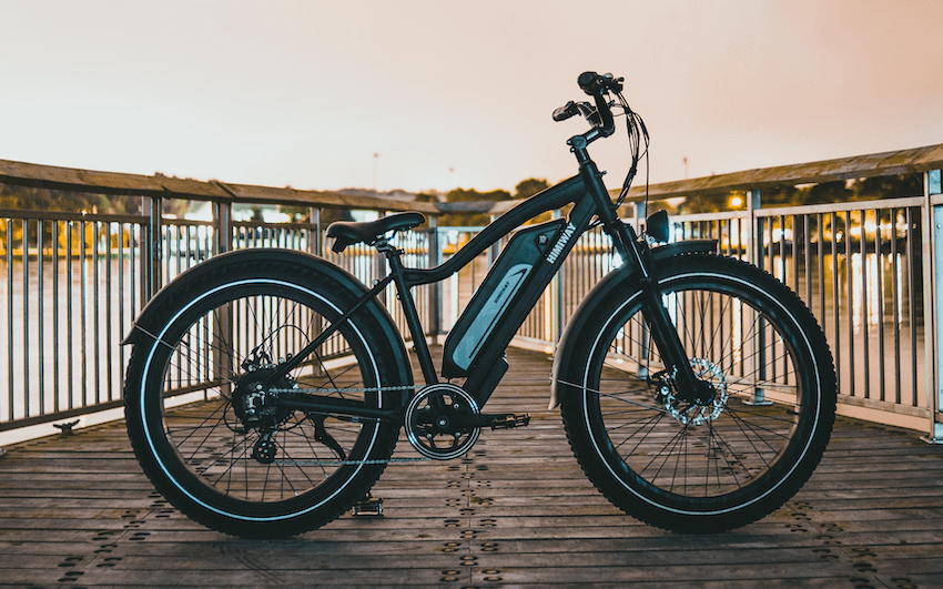 夕暮れの中の電動自転車