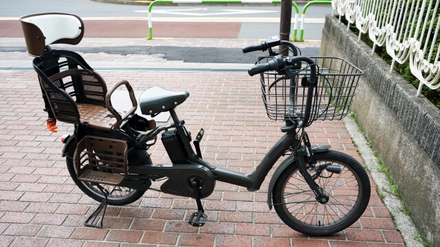 路上に停車した電動自転車