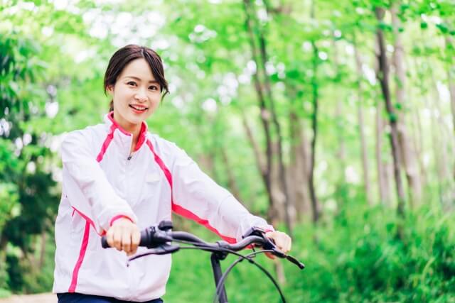 サイクリングを楽しむ女性