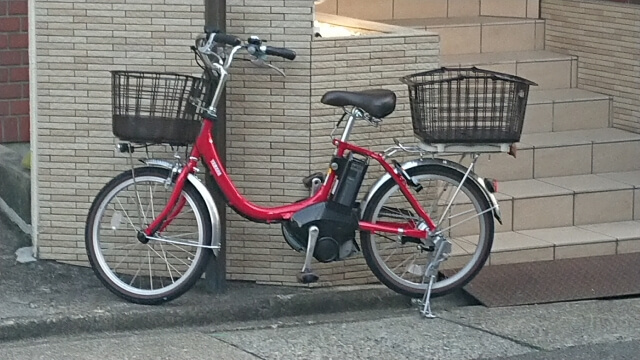 路地に置かれた電動自転車