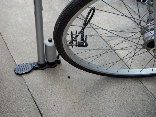 電動自転車のタイヤの空気入れ