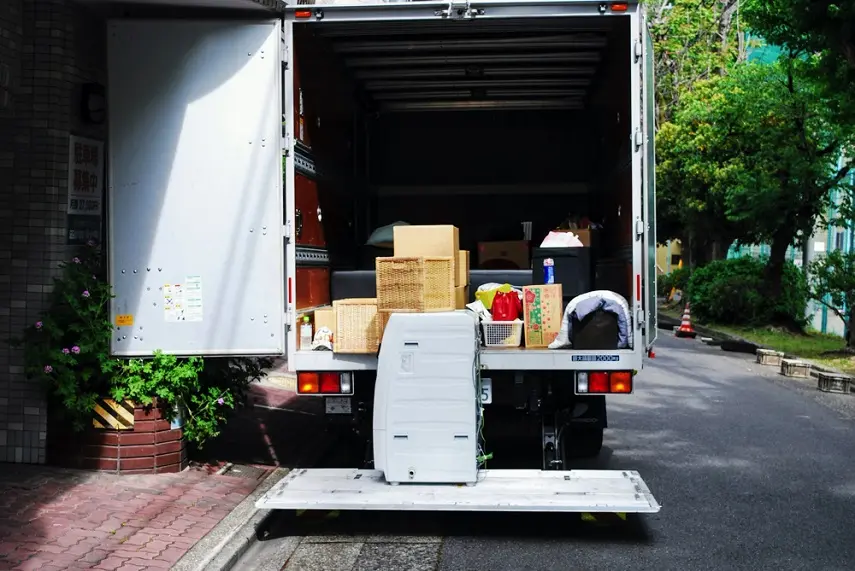 トラックの荷台にある洗濯機