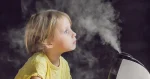 空気清浄機から出る水蒸気と子供