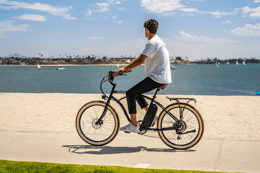 電動自転車に乗った男性