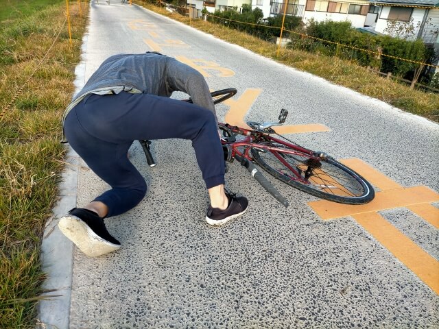 自転車で転んだ人