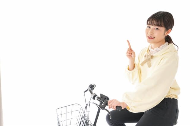 自転車に乗るひらめいた女性