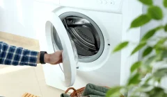 ドラム式洗濯機の扉を開ける手
